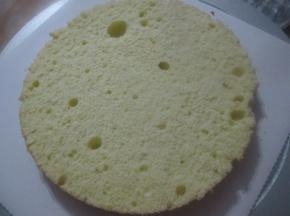 把切好的一片蛋糕置于裱花盘上