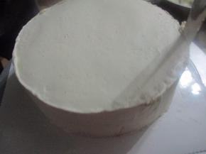 再盖一层蛋糕，表面用淡奶油抹平