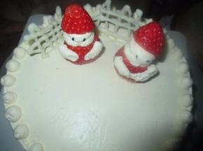 摆上雪人、巧克力装饰，挤上自己喜欢的小奶油花即可