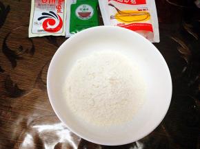 准备好和面食材，取出面粉