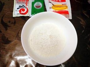 准备好和面食材，取出面粉