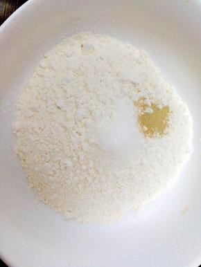 加入白糖，酵母粉