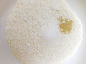 加入白糖，酵母粉