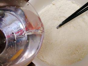 搅拌均匀后加入水，边倒边加