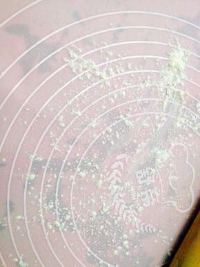 发好面团后，案板上撒点干粉