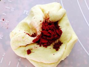 取适量白面团揉进红曲粉