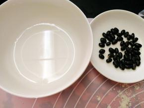 准备好水，黑豆来做眼睛，也可以用红豆