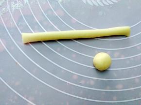 取15克白色面团做出帽沿，再取5克的白色面团做帽子上的球球备用