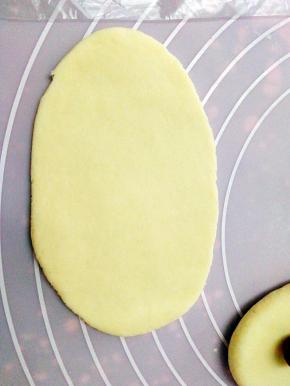 取白色面团厚2厘米的椭圆饼当做人脸备用