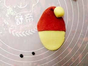 把擀好脸部和红帽子组合在一起