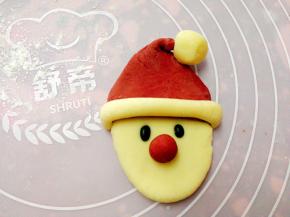 帽沿（也就是事先做的圆面柱）放在帽子下缘和额头的交接处，帽顶的尖尖部位折一下，再把球球放在最尖的部位