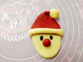 帽沿（也就是事先做的圆面柱）放在帽子下缘和额头的交接处，帽顶的尖尖部位折一下，再把球球放在最尖的部位