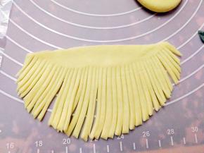 全部均匀切好，撒点干粉