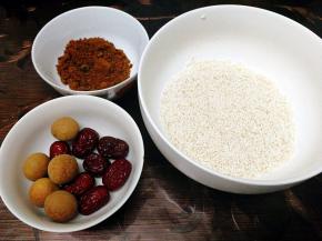 准备好，煲粥食材，糯米，红枣，桂圆，红糖，芝麻忘拍了哈哈