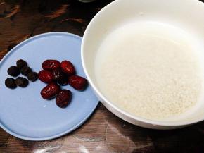 红枣洗净，桂圆去壳，糯米洗净，这种糯米很软无需浸泡