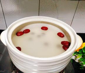 取出蒸笼煲，把糯米，红枣，桂圆，清水一起放入