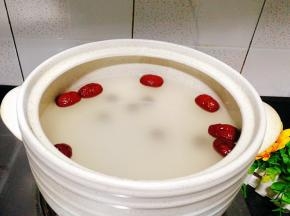 取出蒸笼煲，把糯米，红枣，桂圆，清水一起放入