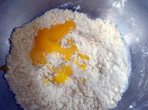 加入蛋黄和水