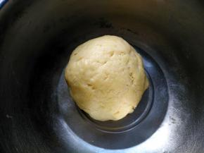 揉成団，盖保鲜膜静置40分钟