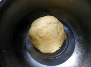 揉成団，盖保鲜膜静置40分钟