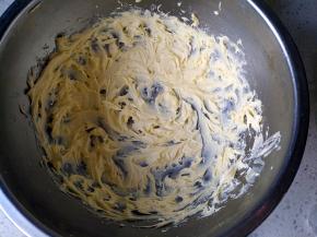 用电动打蛋器将软化的黄油搅打蓬松