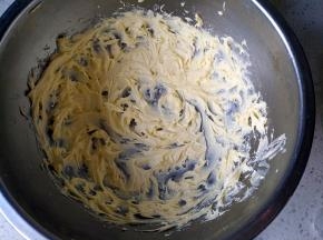 用电动打蛋器将软化的黄油搅打蓬松