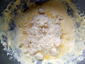 加入蛋液、糖粉、朗姆酒和杏仁粉