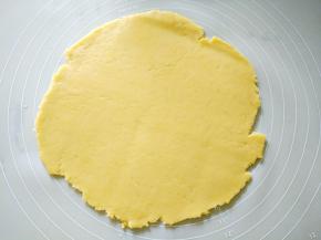 将静置好的面团擀成比派盘稍大的薄片