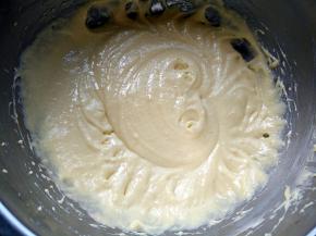 用电动打蛋器搅打至顺滑