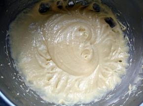 用电动打蛋器搅打至顺滑