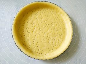 用叉子在饼皮底部叉孔