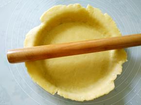 将饼皮铺在派盘里，贴紧，用擀面杖在派盘边沿擀一下，便可轻松去除多余的饼皮