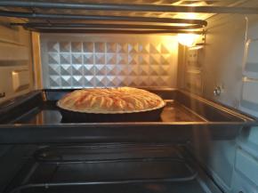 放入烤箱中层上火170度，下火190度，烘烤50分钟