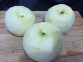 把苹果去皮洗净