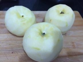 把苹果去皮洗净