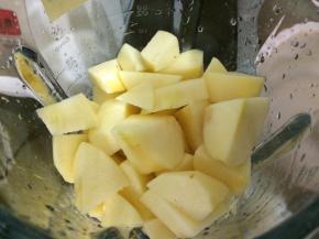 加入破壁机的杯子里