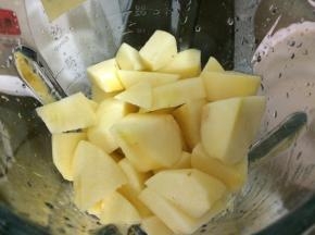 加入破壁机的杯子里