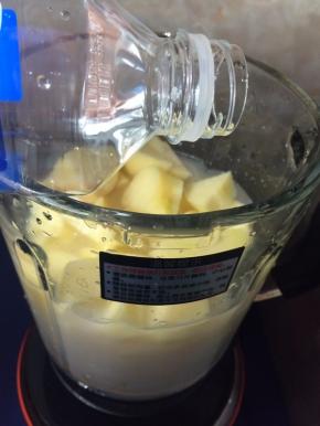 把破壁机电源插上，启动机器