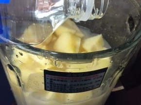 把破壁机电源插上，启动机器