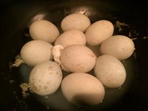 加入漫过蛋的水煮五分钟左右