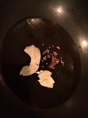 锅里加入适量的清水和香料