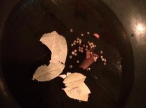 锅里加入适量的清水和香料