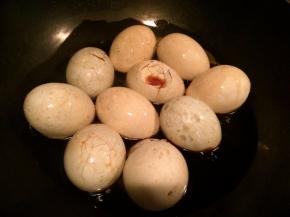 加入敲碎壳的蛋