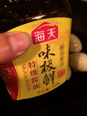 再加入适量的生抽提鲜