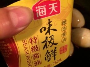 再加入适量的生抽提鲜