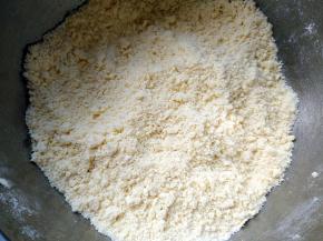 在软化的黄油中加低筋面粉，用手搓匀