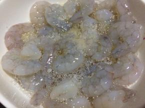 然后倒在蛋清里