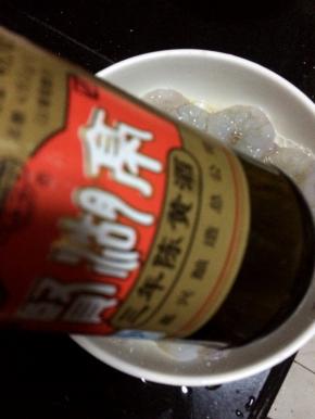 并加入适量的盐和料酒，腌半个小时