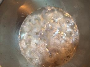 然后用热水冲干净虾仁，并沥干水