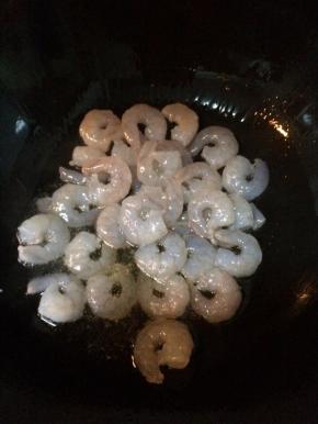 起油锅，倒入虾仁